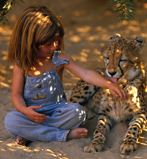 Она росла в дикой природе с животными, которые были ее единственными друзьями. Теперь её детские фотографии восхищают людей по всему миру