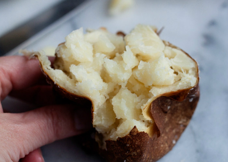 Хотите научиться готовить картофель вкусно и правильно – используйте эти крутые лайфхаки