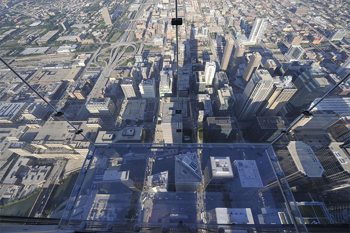 Стеклянный пол на 103-м этаже знаменитой башни в Чикаго треснул