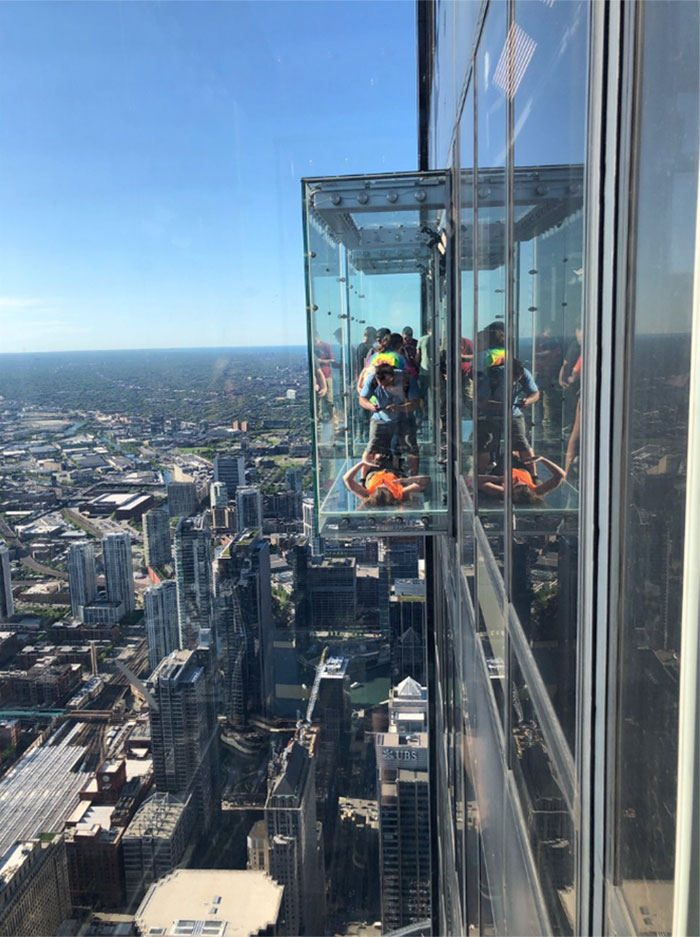 Стеклянный пол на 103-м этаже знаменитой башни в Чикаго треснул