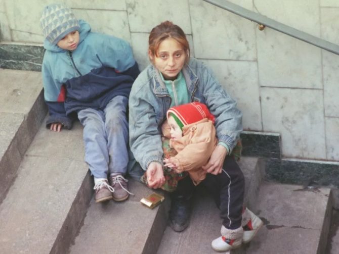 Кто они "мадонны с младенцами" на грязных ступенях у входа в метро? Чьих детей они сутками держат на руках? Узнайте ужасающую правду!!!