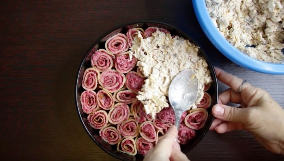 Салат на праздник «Букет роз»