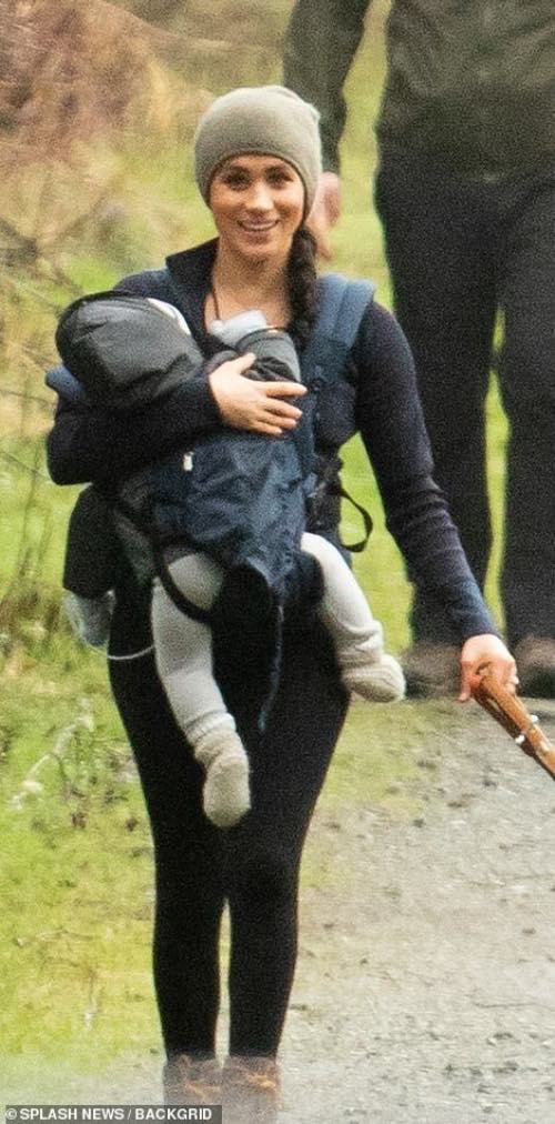 Прогулка Меган Маркл с Арчи вызвала возмущение: «Как она держит малыша?!»