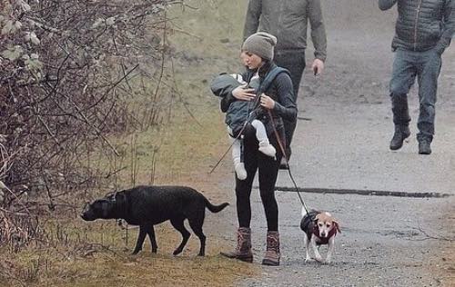 Прогулка Меган Маркл с Арчи вызвала возмущение: «Как она держит малыша?!»