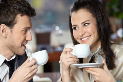 девушка и парень пьют кофе