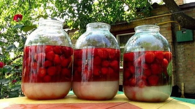 4 ст. ягод, 4 ст. сахара, 4 ст.воды и 4 ст. водки для самой вкусной ягодной наливки!