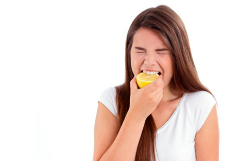 девушка ест лимон