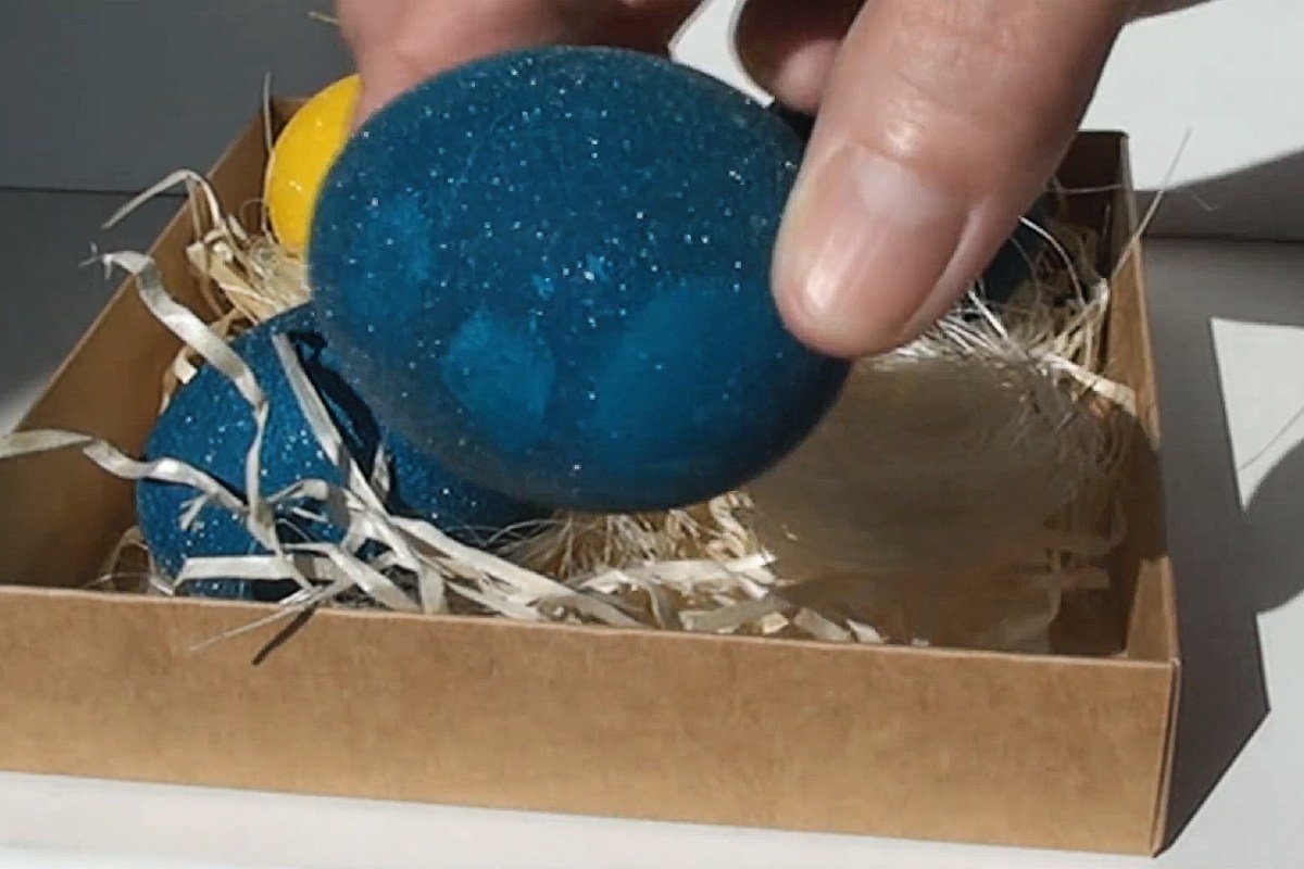 Как красиво покрасить яйца на Пасху с помощью вина