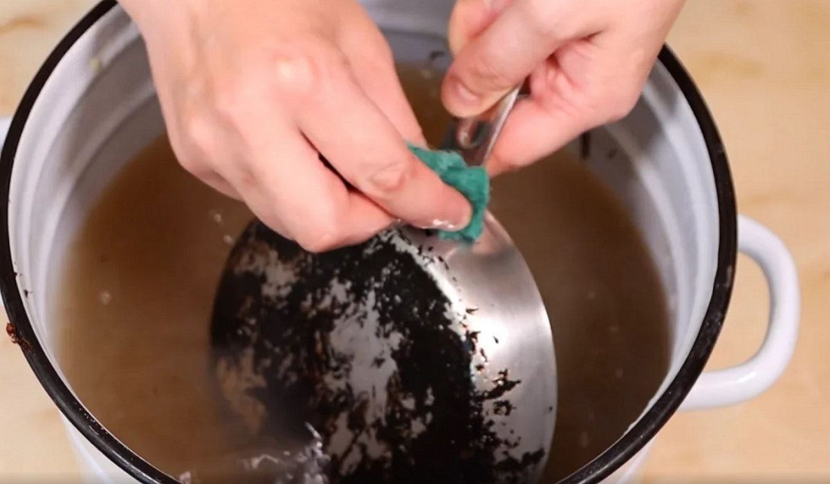 Как очистить покрытие сковороды таблеткой для посудомойки