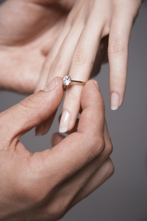 Недавно обручённая девушка попросила жениха вернуть «уродливое помолвочное кольцо», которое он выбрал со своей мамой