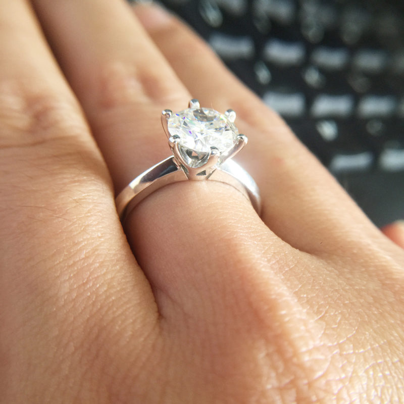 Недавно обручённая девушка попросила жениха вернуть «уродливое помолвочное кольцо», которое он выбрал со своей мамой