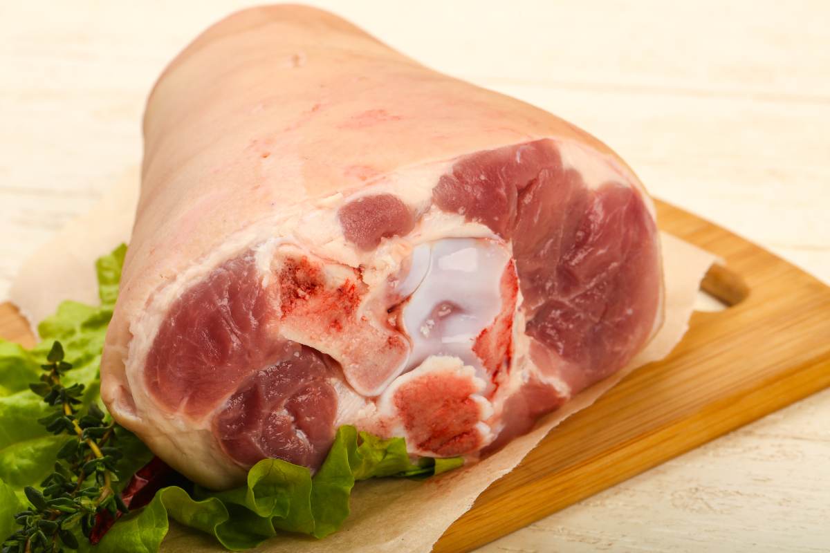 Как приготовить сочную свиную рульку: 3 рецепта