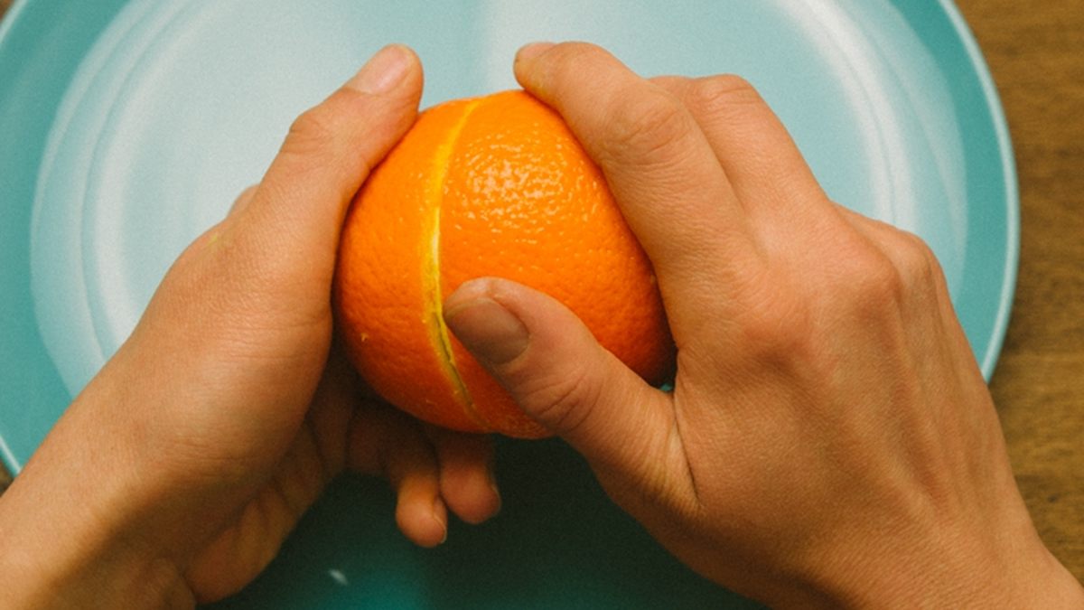 Как почистить апельсин за несколько секунд