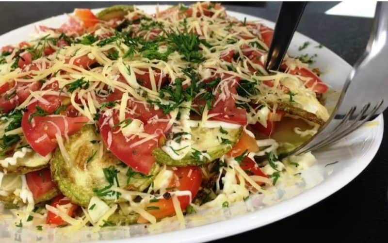 Многослойный салат с кабачками