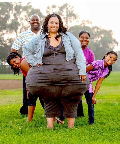 У женщины самые широкие бедра в мире , 2,5 метра но она вышла замуж уже второй раз и имеет четверо детей .